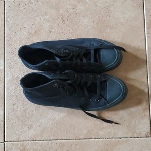 Size 9 woman black converse